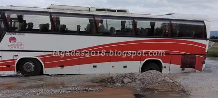 Οδόστρωμα «κατάπιε» λεωφορείο του ΚΤΕΛ στον Λαγκαδά – Δείτε εικόνες